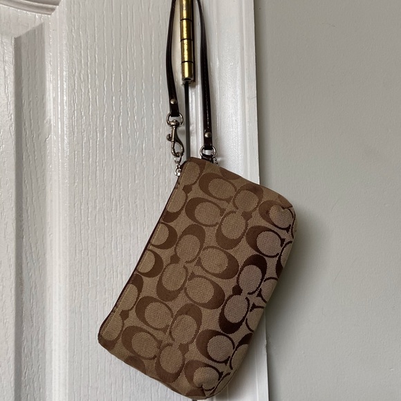 Coach wristlet. - Picture 15 of 16